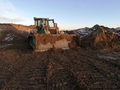 Vores bulldozer på vores jordtip, hvor vi modtager rent jord fra bygge- og anlægsprojekter