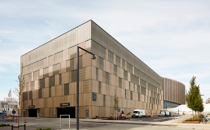 P-hus Arena er opført i materialer, der matcher til naboen, Royal Arena i København
